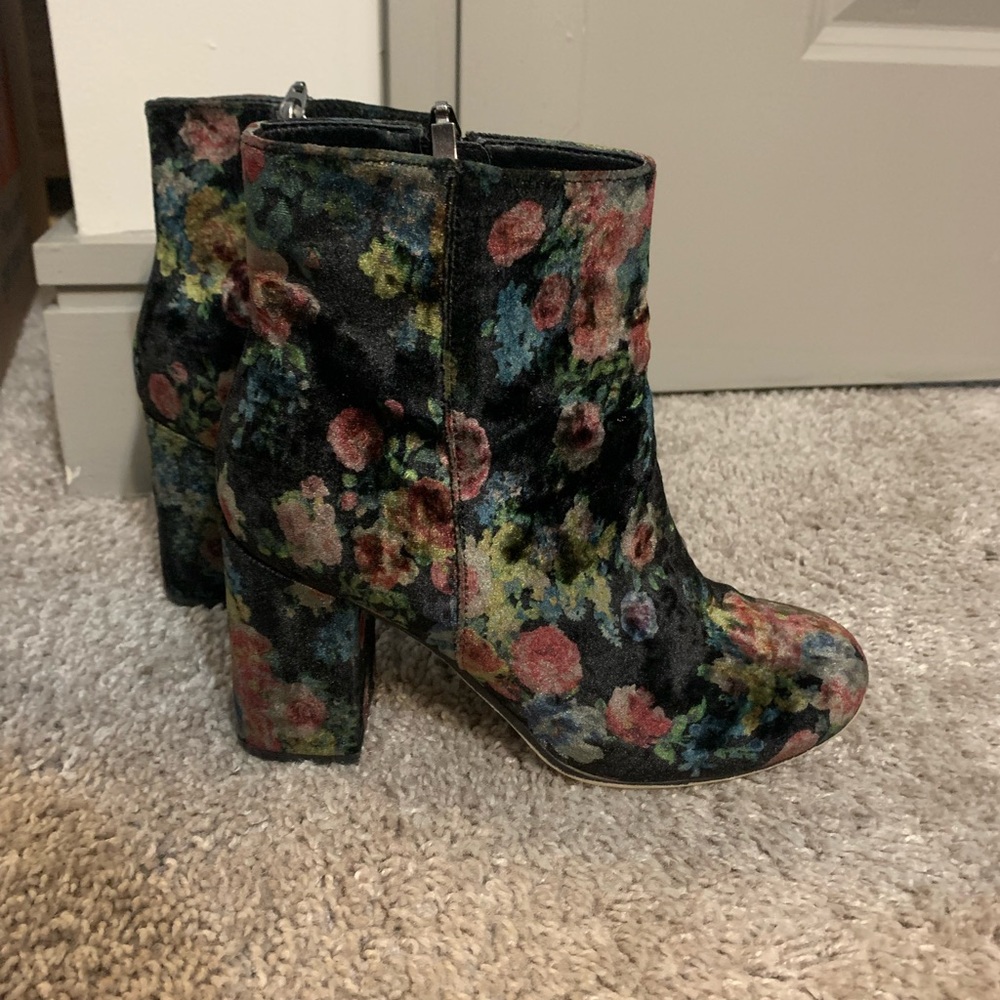 Monique booties floral size 6